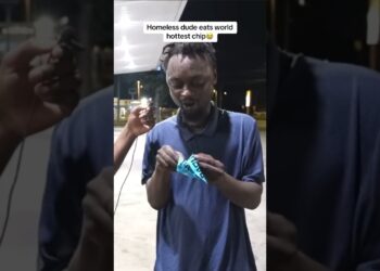 Homeless man eats the hottest chips🤯🤯