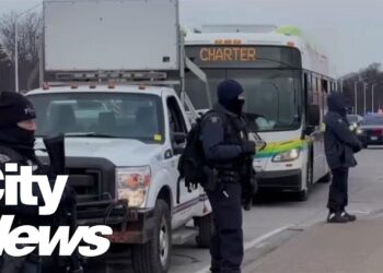Ottawa mayor, convoy organizers strike deal as counter-protesters fight back