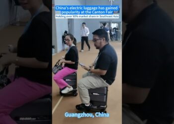 Made in China electronic luggage became a hit on Canton Fair#cantonfair #madeinchina