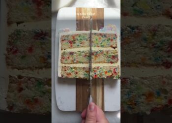 How many slices do you think I got from this 6 inch cake? I know you love a cake cut like this 🤪🤪 If