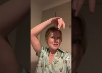 People who jump straight from Halloween to Christmas on November 1st 🎃👻🎄🎁 | Anna Scott