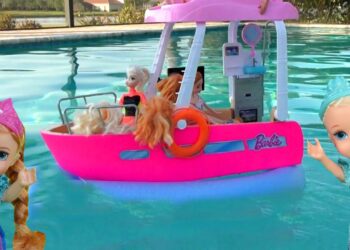 Boat day ! Elsa & Anna toddlers – sailing – swimming – Barbie dolls