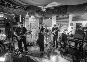Annika & the Earthlings “LIVE” in the Studio (Respect – Aretha Franklin cover) B&W version