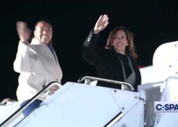 Kamala Harris departs after Ann Arbor Michigan rally – takes group picture (10-28-2024)