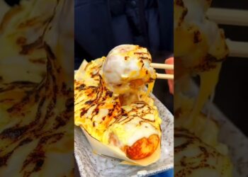Korean famous street food#shorts #shortvideo #trending #koreanfood #vairalvideo #streetfood #ytshort