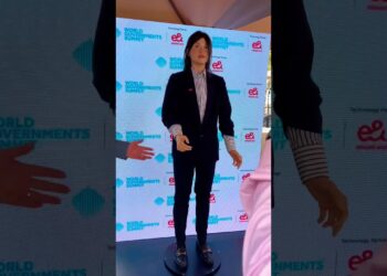 Amira Robot talking like normal girl |amazing robot #adnanshahidkhokhar #worldgovsummit #dubai