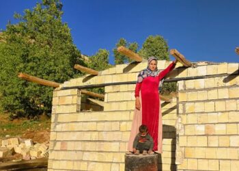 A nomadic mother's survival in the mountains: extraordinary shelter-building skills 🏠