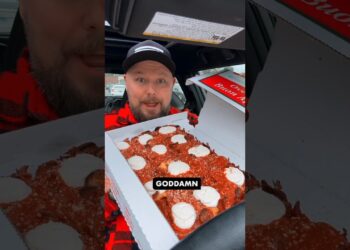 Is this the BEST Detroit Style PIZZA in the CHICAGO suburbs? #foodreview #food #foodie #pizza #slice