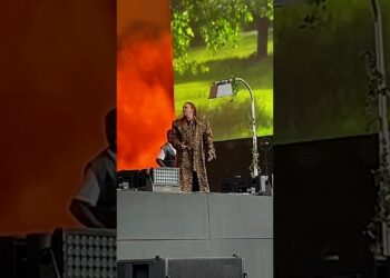Anne-Marie LIVE Funny Clips 55 What Ya Looking At