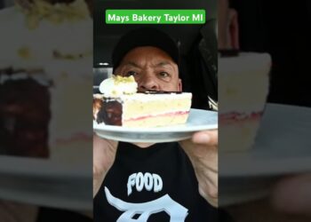 🔥🔥 HUGE CAKE #food #eating #shorts #short #yoitubeshorts #cake #reels #detroit