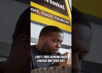 Chefefortee tries Korean fried chicken and fried rice #foodcritic #detroit #foodreview #shorts