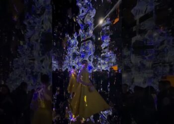 Anne Hathaway in the mirror room (1-08-2025)