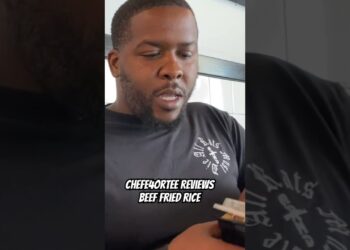 Chefe4ortee reviews beef fried rice #foodcritic #shorts #asmr #foodreview #detroit
