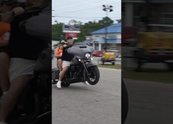 Harley Davidson Wheelie Two Up! #streetglide #harleydavidson #shorts #wheelie #motorcycle #stunt