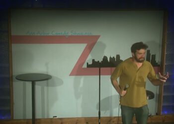 Noah Linsk at the Ann Arbor Comedy showcase 2024