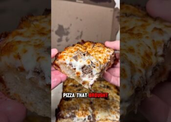 Trying the viral Cooper Sharpe cheesesteak Detroit style pizza🔥😛
