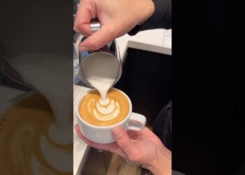 How do baristas make latte art look so easy!?!? #annarbor #coffee #coffeelover #latte #latteart