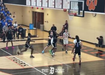 Ann Arbor Huron 2025 G Macari Moore (Iowa State commit) scores a floater vs. Ypsilanti Lincoln