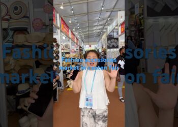 Fashion accessories market in canton fair. #sourcingfromchina #viral #fashionaccessories