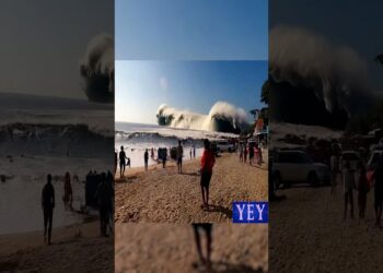 Tourist Captures Giant Tsunami Wave Approaching Beach #TidalWave #YesEpicYes #Ocean