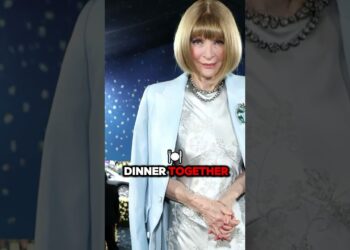 Why does Anna Wintour always maintain a strange posture with her feet during the late-night show