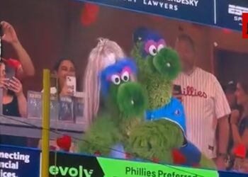 Kiss Cam FEVER! Phillies mascots reenact Coldplay’s viral kiss cam moment