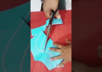 How to give a trendy look to a simple blouse, learn blouse cutting #newneckdesign​ #shorts​ #viral