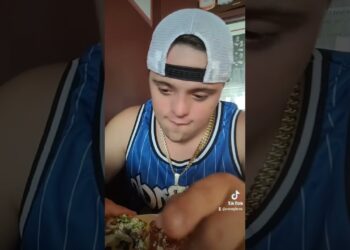 Hockeytown Cafe Pizza Review #detroitstylepizza #Detroit #Hockeytown #Pizza