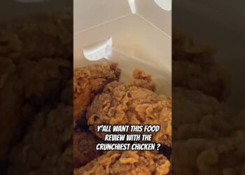 The crunchiest chicken 😍🤞🏾 #foodcritic #detroit #foodreview #shorts