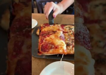 Nossa primeira pizza em Michigan: a famosa Detroit- Style! 🍕 #brasileirosnoseua #morarfora #eua