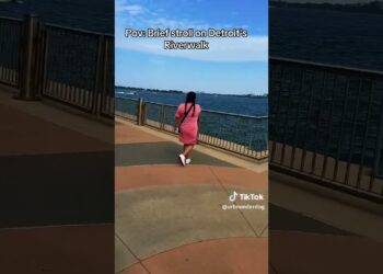 Day in Detroit strolling on Detroit's Riverwalk #Detroit #DandG_Adventures