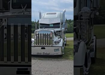 2000 Freightliner Classic XL 293 Rears 13 Speed 12.7 Detroit 7th Ann Gear Jammer Magazine Truck Show