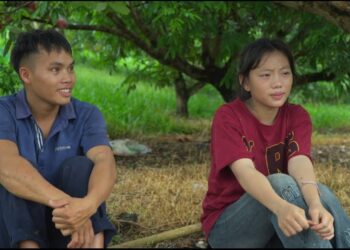 Pao and Thu take shelter from the rain in a taro field: Once again, they meet by chance
