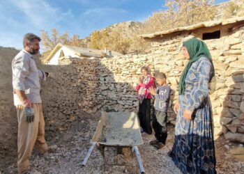 Why did Cyrus apply dirt to Shahla's wounds, as his legs were hurting?