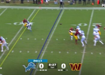 Jared Goff zips it to Jahmyr Gibbs for the Touchdown