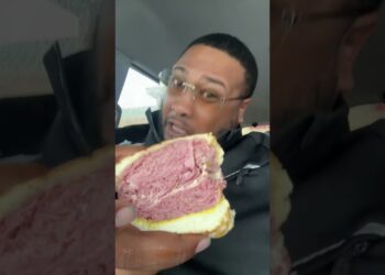 Best cornbeef in Southfield, Michigan Lou’s Deli ￼#cornbeef#brisket#sandwich#foodreview#food