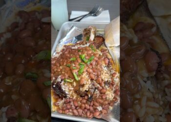 📍Lillie Mae’s Southern Cuisine #detroit #southfield #soulfood #turkeyleg