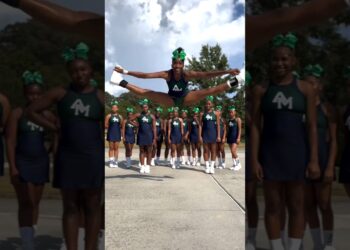 Just give me my TOE TOUCH #cheer #cheerleading #highschool