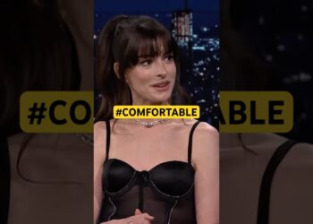 Anne Hathaway Admits Anna Wintour Still Makes Her Nervous#shorts