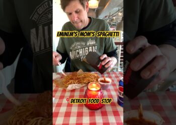 GOAT Rapper Eminem’s Italian Restaurant ︱ Downtown Detroit Food Tour ︱ Mom’s Spaghetti