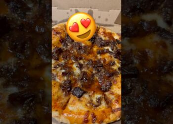 Tasting a Oxtail Pizza in Detroit #pizza #detroit #foodblogger
