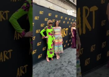 Anna Wintour and her daughter Bee have arrived for opening night of 'Art' on Broadway! 🎬 #shorts
