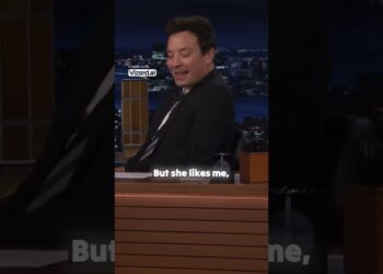 Anne Hathaway admires Anna Wintour's iconic status! #youtubeshorts #youtube #youtubeshortsviral