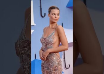 Margot Robbie  in @Armani Privé at the London premiere of ‘A Big Bold Beautiful Journey