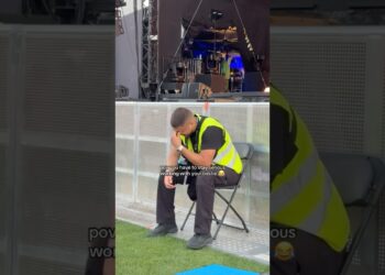 Laughing Security Guard at Jacob Collier Concert 😂 #shorts #jacobcollier #concert #celebrity