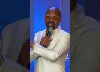 Mike Epps Hilariously Explains “Mexicans Work Real Quick” | #AMinuteAndAHalfMakeMeLaugh #Shorts