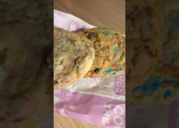 Cookies in Detroit Michigan | Detroit Cookie Company for First Time!! #cookies #foodreview #detroit