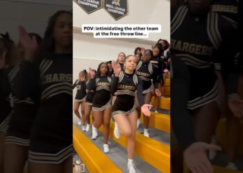 is this distracting enough?🏀 #trending #cheerleading #basketball #highschoolsports #highschool #fun