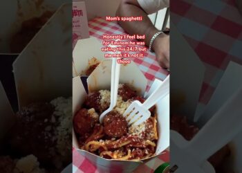 Mom’s Spaghetti food review!🥲🥹#eminem #momsspaghetti #eminemmusic #eminemfact #detroit