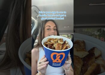 GIANT Auntie Anne’s Pretzel Bucket $29.99 🥨💙#auntieannes #auntieannespretzel #auntieannespretzels